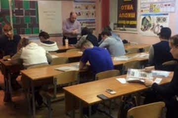 Урок по теории вождения в автошколе на Звездной